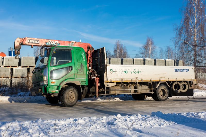 Автотранспорт по доставке продукции. Вид справа.