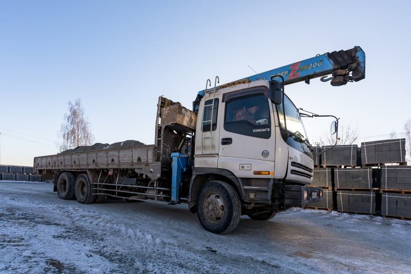 Автотранспорт по доставке продукции. Вид слева.